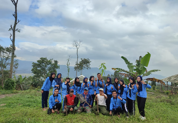 Lestarikan Pangan Lokal, Kelompok 8 KKN MMK Tematik Gizi Lakukan Penanaman Bibit Alpukat Di Dusun Beku, Desa Gondang, Kecamatan Limbangan, Kabupaten K